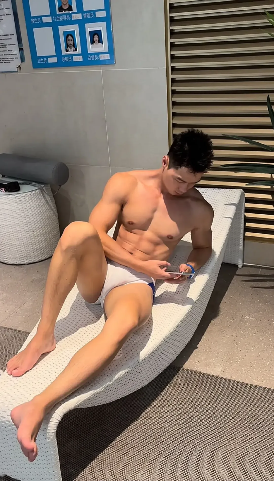 00 后型男演绎禁欲系正装，马靴搭配也太绝了吧！