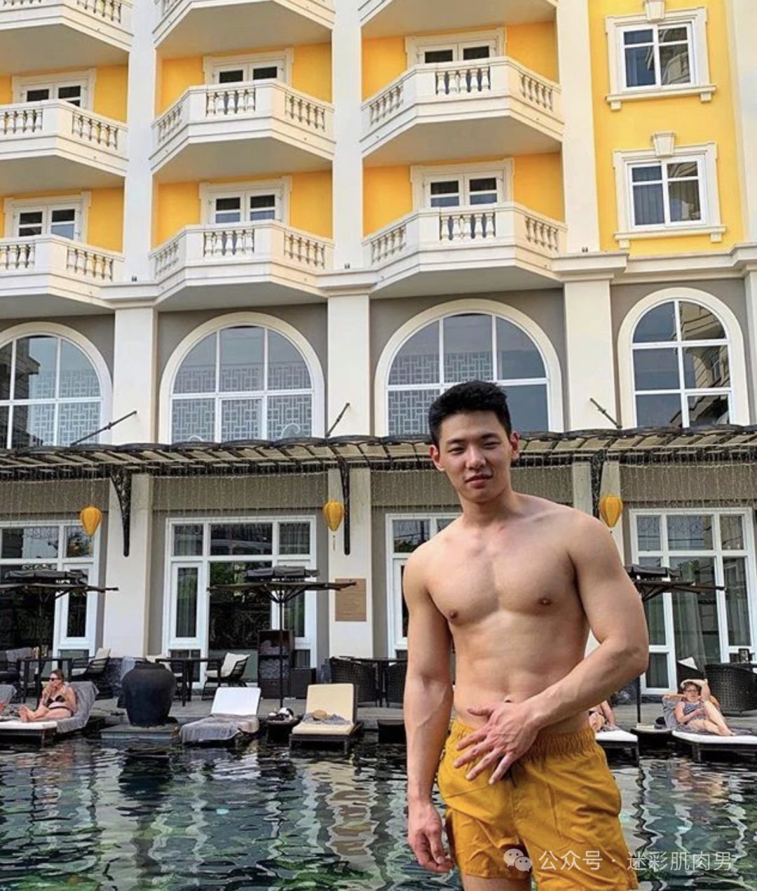 被金主摄影师相中的脂包肌小哥自拍私照？想扑倒他！