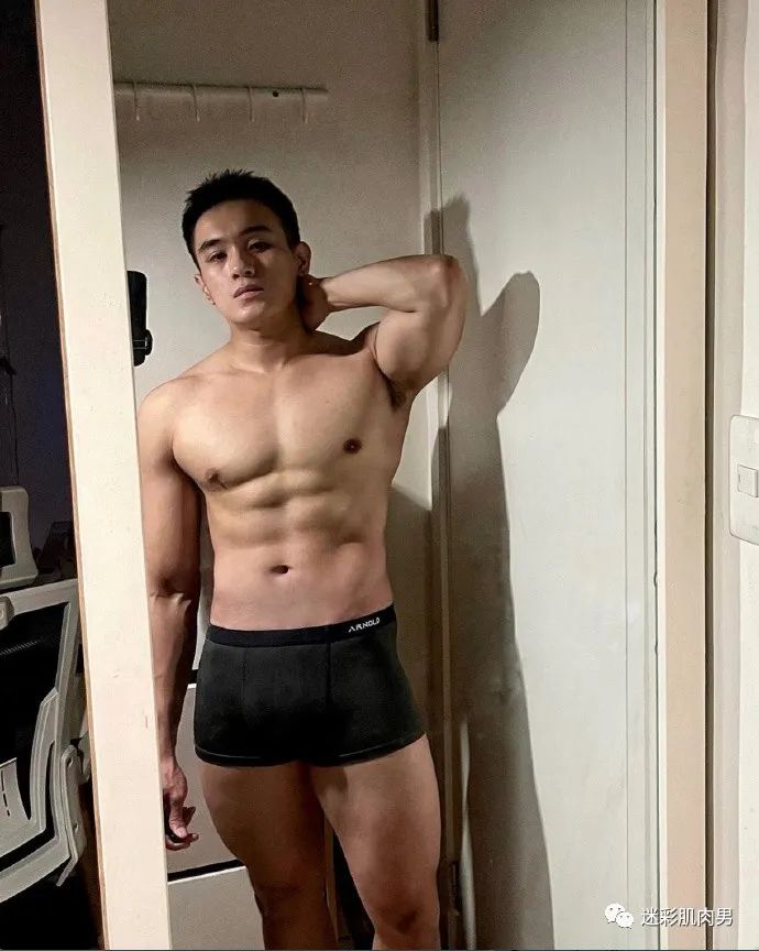 健身教练穿紧身裤身材魁梧想去上他课啦