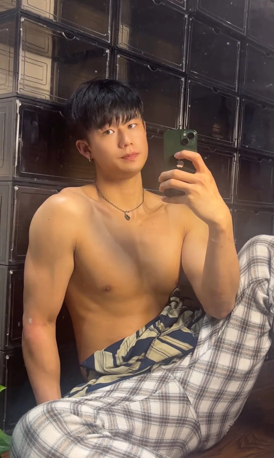 网吧惊现半裸肌肉男，竟是超火运动系小奶狗？