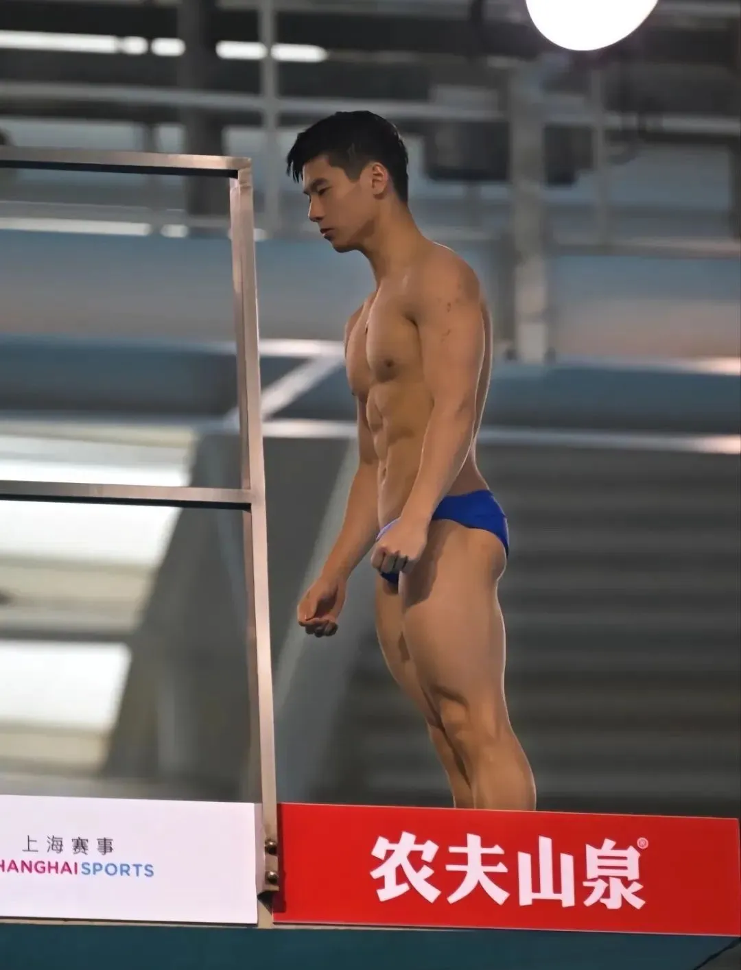双胞胎跳水运动员姚泽霖，穿太少自拍引发热议！他的肌肉身材让人赞叹不已