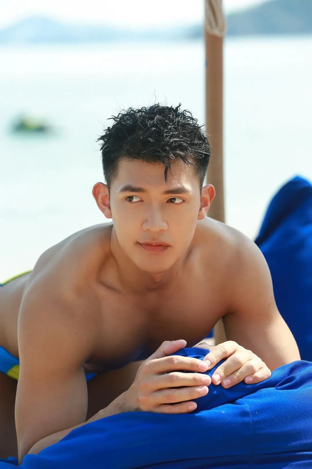 帅炸沙滩的黑皮型男腹肌撩人，小泳裤太时尚了！