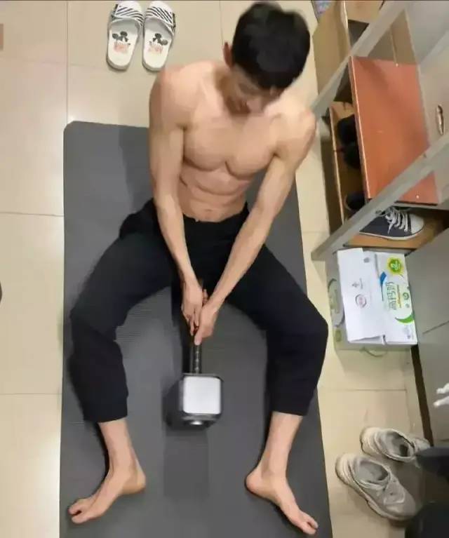 宿舍全是肌肉男，是种什么体验？