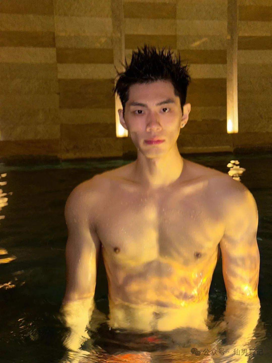 被孟子义表扬的体育生！在直播间里秀腹肌做惩罚……