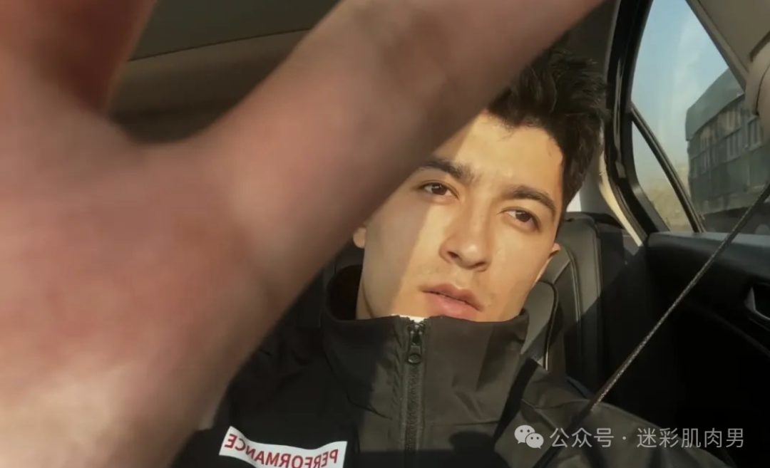21 岁大一运动男高大视频火到推... 不让人失望！