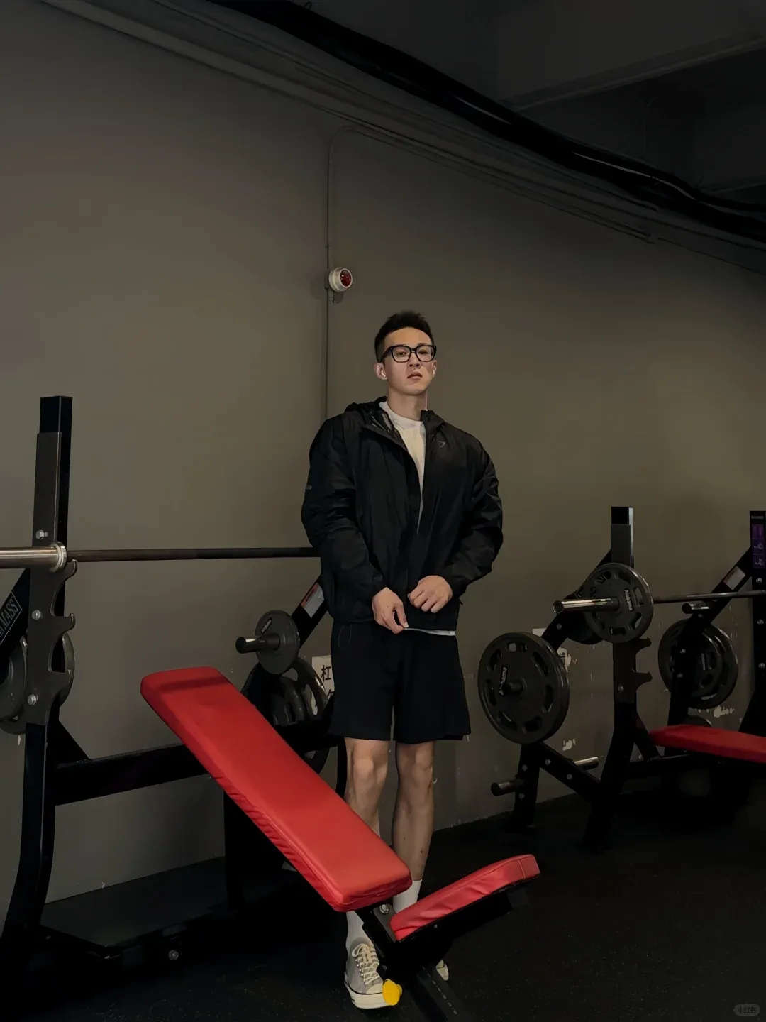 黑框眼镜肌肉型男，看着瘦其实猛