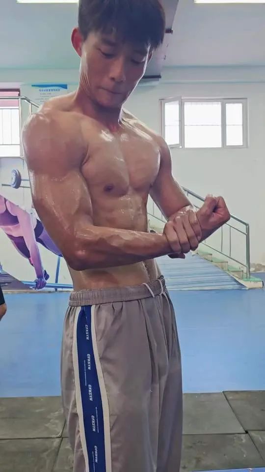 河北体育学院 18 岁男大，浴室自拍秀奶狗腰，这也太撩了！