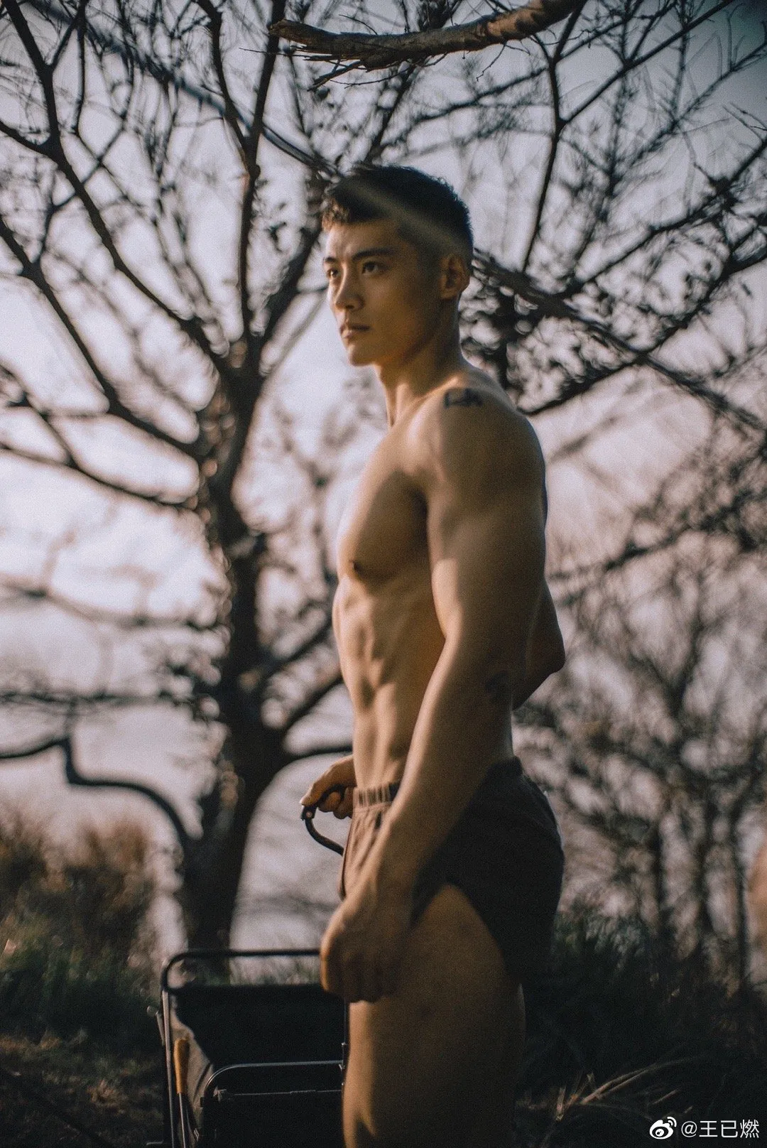 谢梓秋镜头下的肌肉男：王已燃的秋冬露营写真大揭秘！