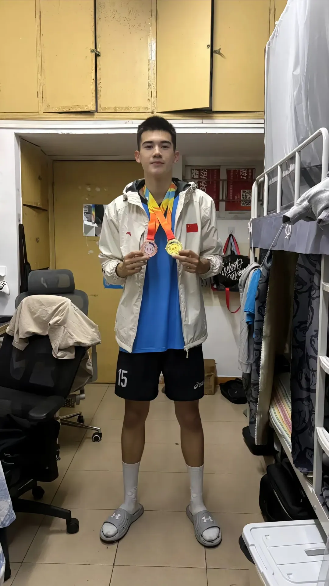 寸头白袜大长腿！华南理工大学的混血排球小哥太帅了！