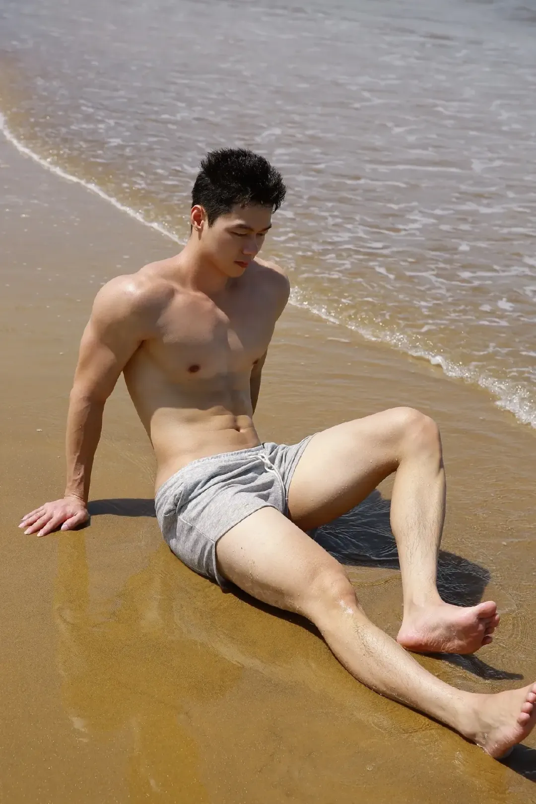 00 后型男演绎禁欲系正装，马靴搭配也太绝了吧！