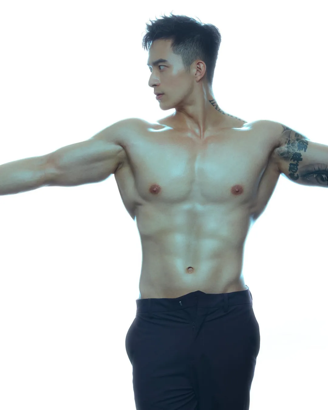 阳光 Boy：Shawn 的肌肉线条和笑容真是顶不住！