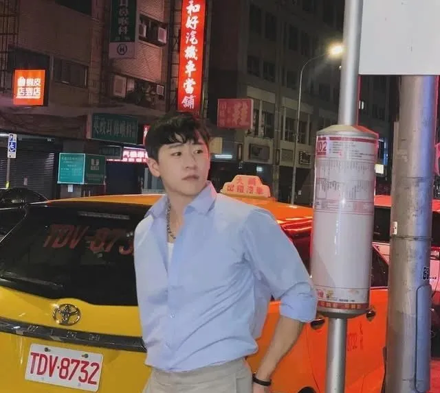 穿粉色比基尼泳裤的大鼻子帅哥看起来性感又纯