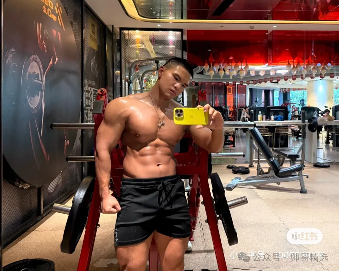 超饱满大胸肌黑皮猛汉子 泳裤游泳照超诱