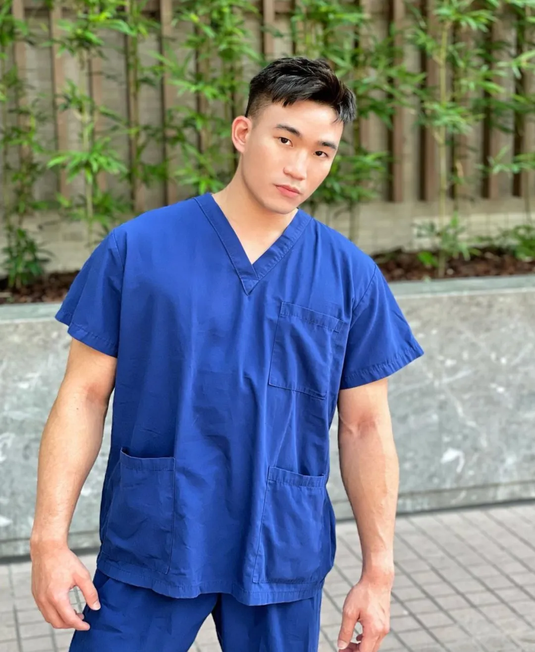 斯文医生平时一本正经，私下的肌肉写真放飞自我