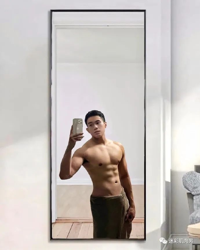 健身教练穿紧身裤身材魁梧想去上他课啦