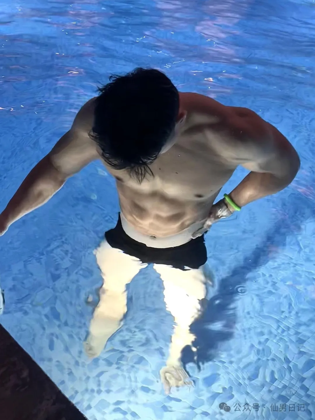 188cm 体育生男大火了！网友在线发问：直的吗？