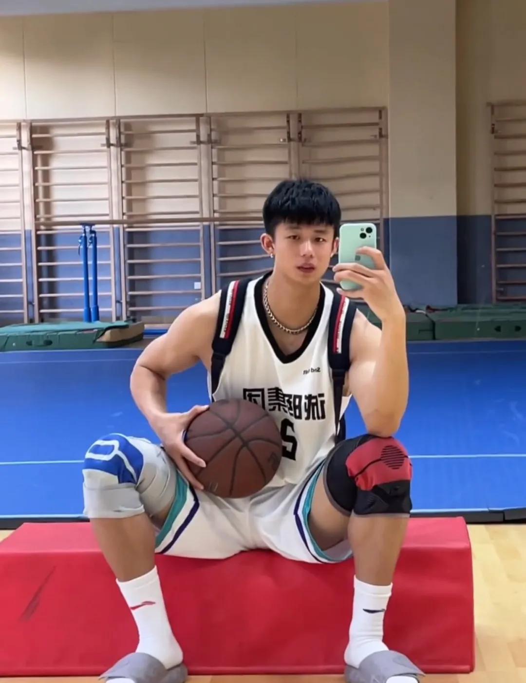 网吧惊现半裸肌肉男，竟是超火运动系小奶狗？