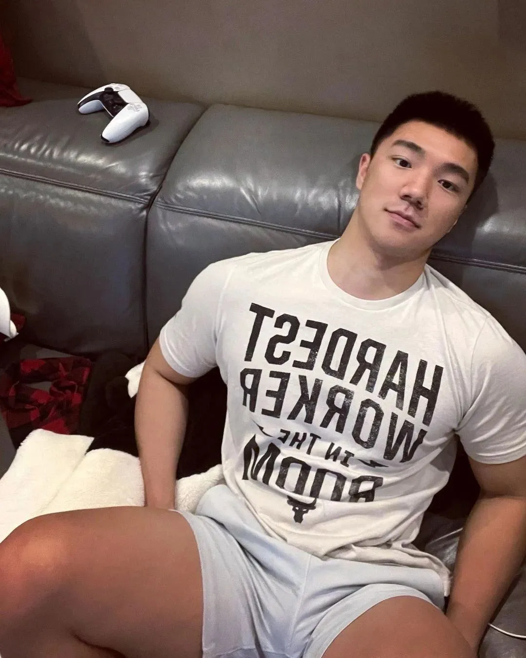 火到湾湾！这个穿 CK 的肌肉 gogo 也太帅了吧！