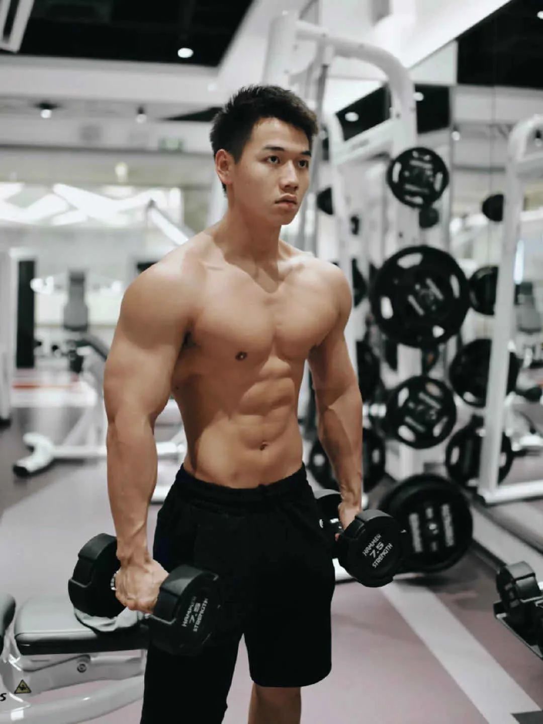 小哥穿运动裤在发光，身材让我爱了