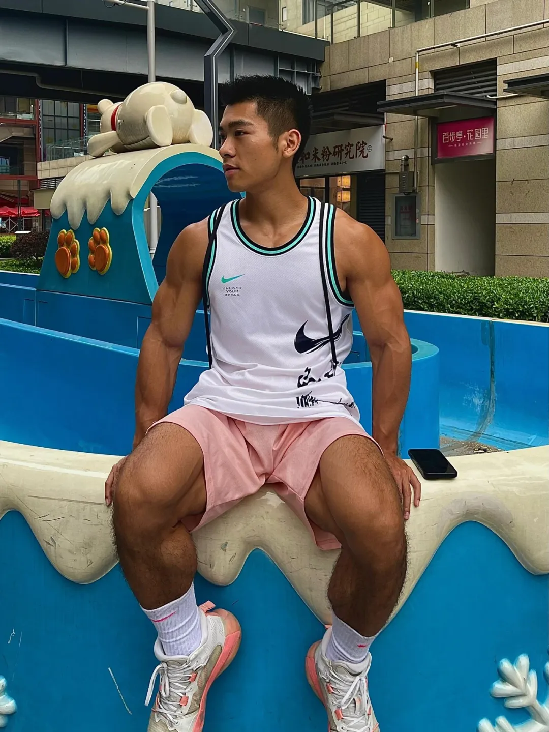 武汉地铁黑皮肌肉男火了！这双粗壮大腿和性感腹肌太绝了