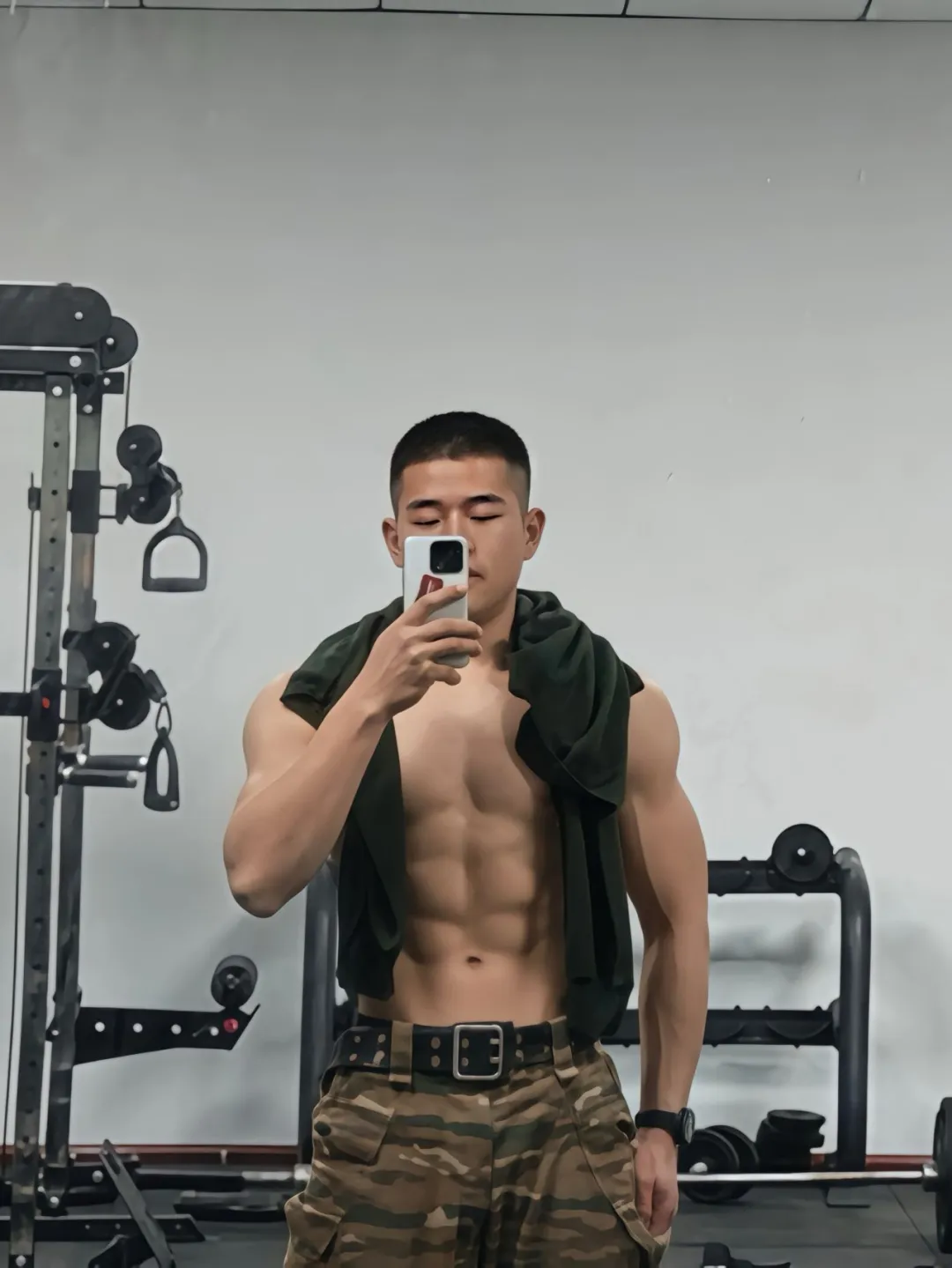 成都寸头军训迷彩教官,不小心扒到了他的肌肉照 成都寸头军训迷彩教官,不小心扒到了他的肌肉照