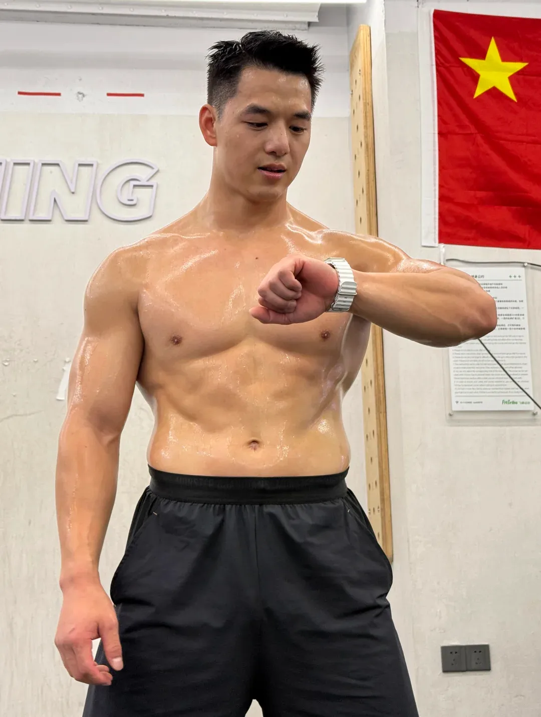 天菜湿身猛男在线撩，都谁在谈？