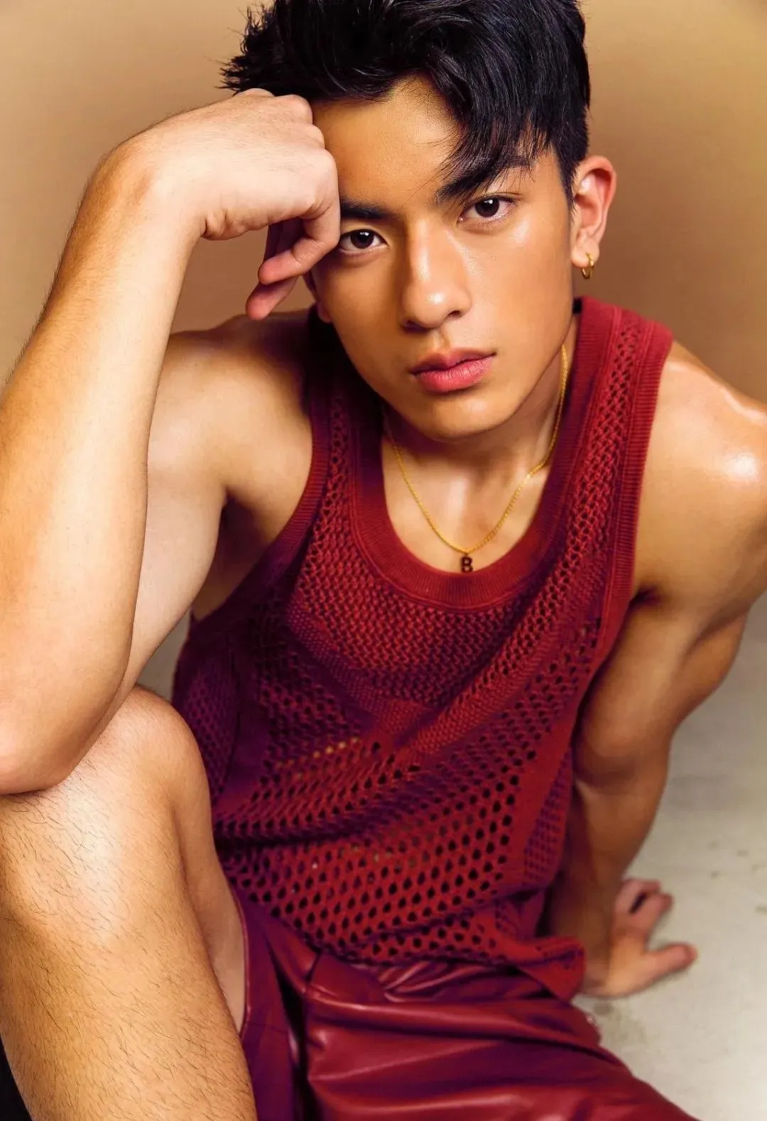 实力强大的 19 岁男模，为了金主又脱了！