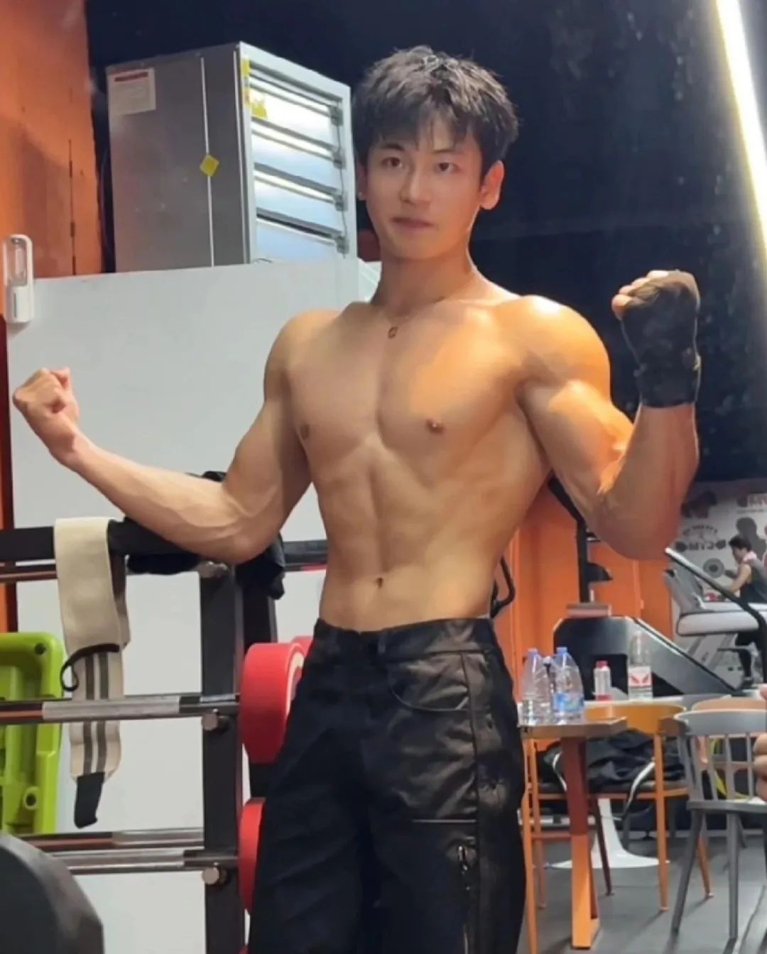 178cm 广东男大肌肉贼亮贼亮