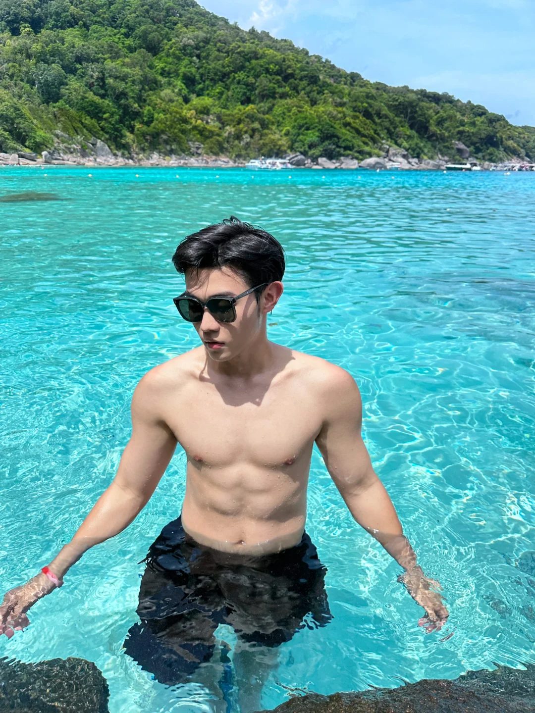 热爱旅游的阳光薄肌时尚博主