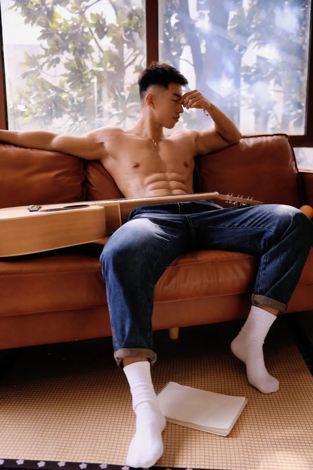 健身型男的拉丝胸肌和巧克力腹肌！