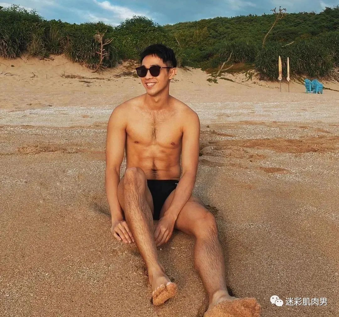 你见过荷尔蒙爆棚的小哥剃胸毛吗？让人又爱又恨