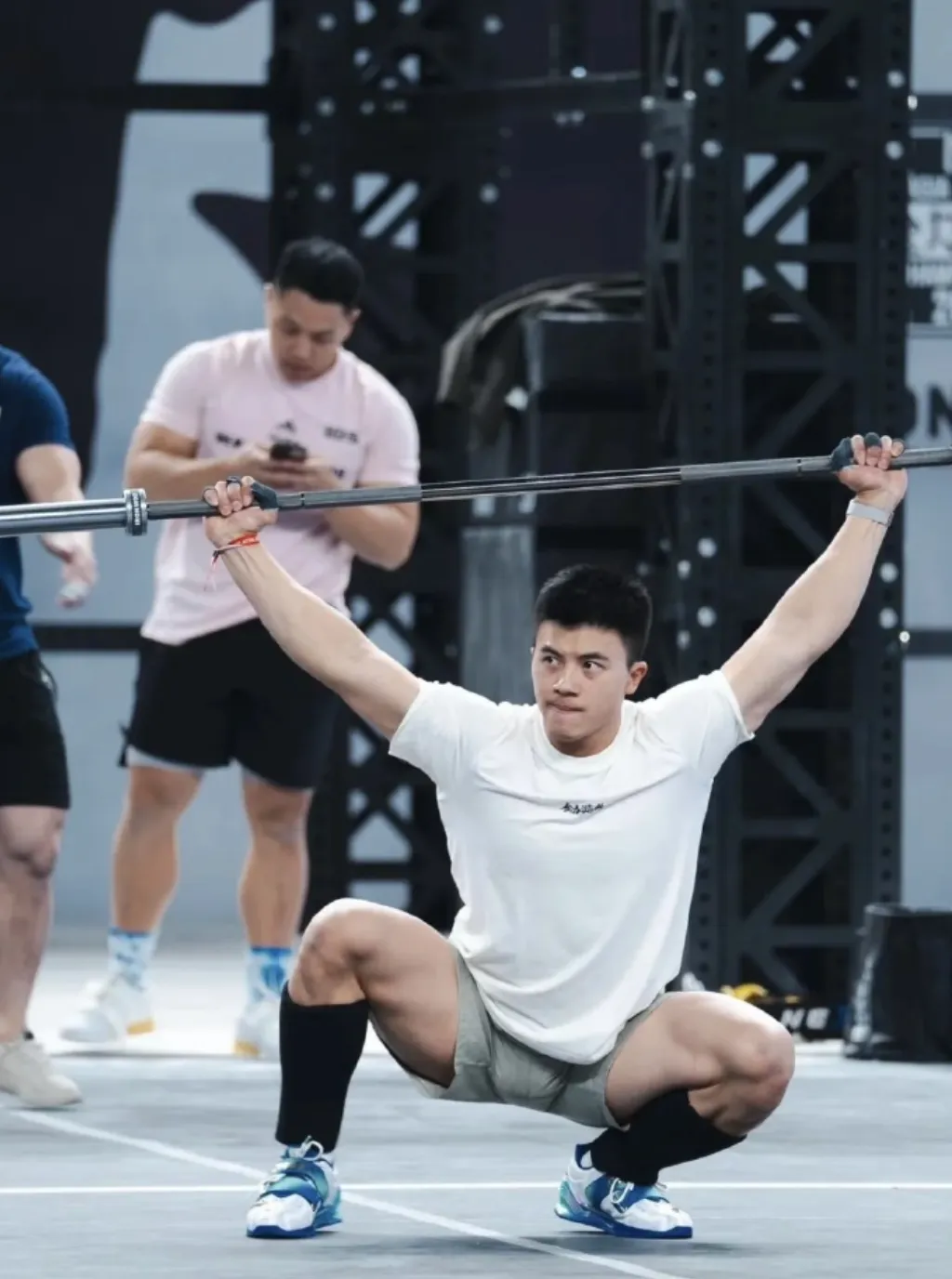 CrossFit 陈胜穿短裤举重火啦，实力太大太强了！！