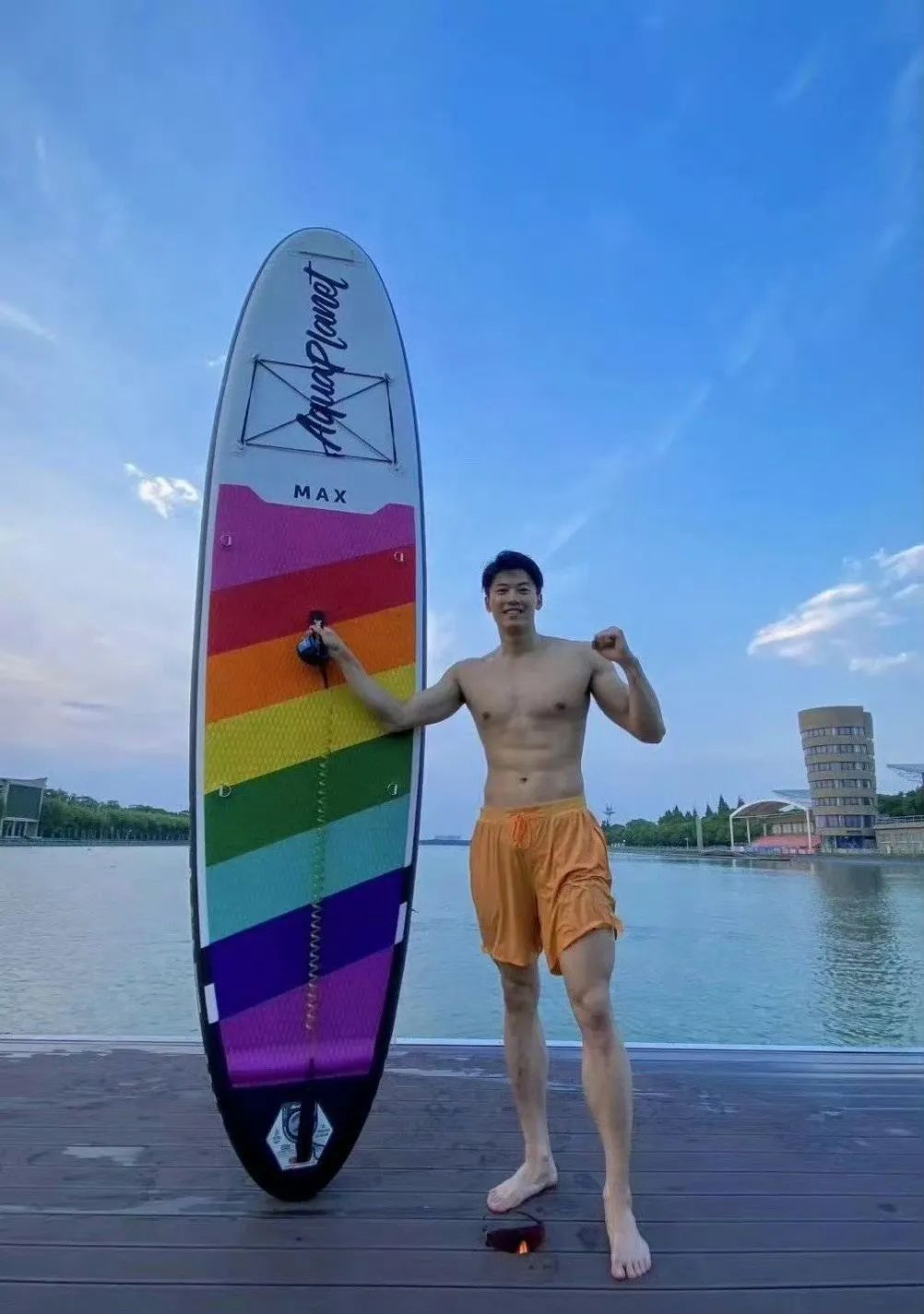 汪顺被男子摸白嫩大胸肌！