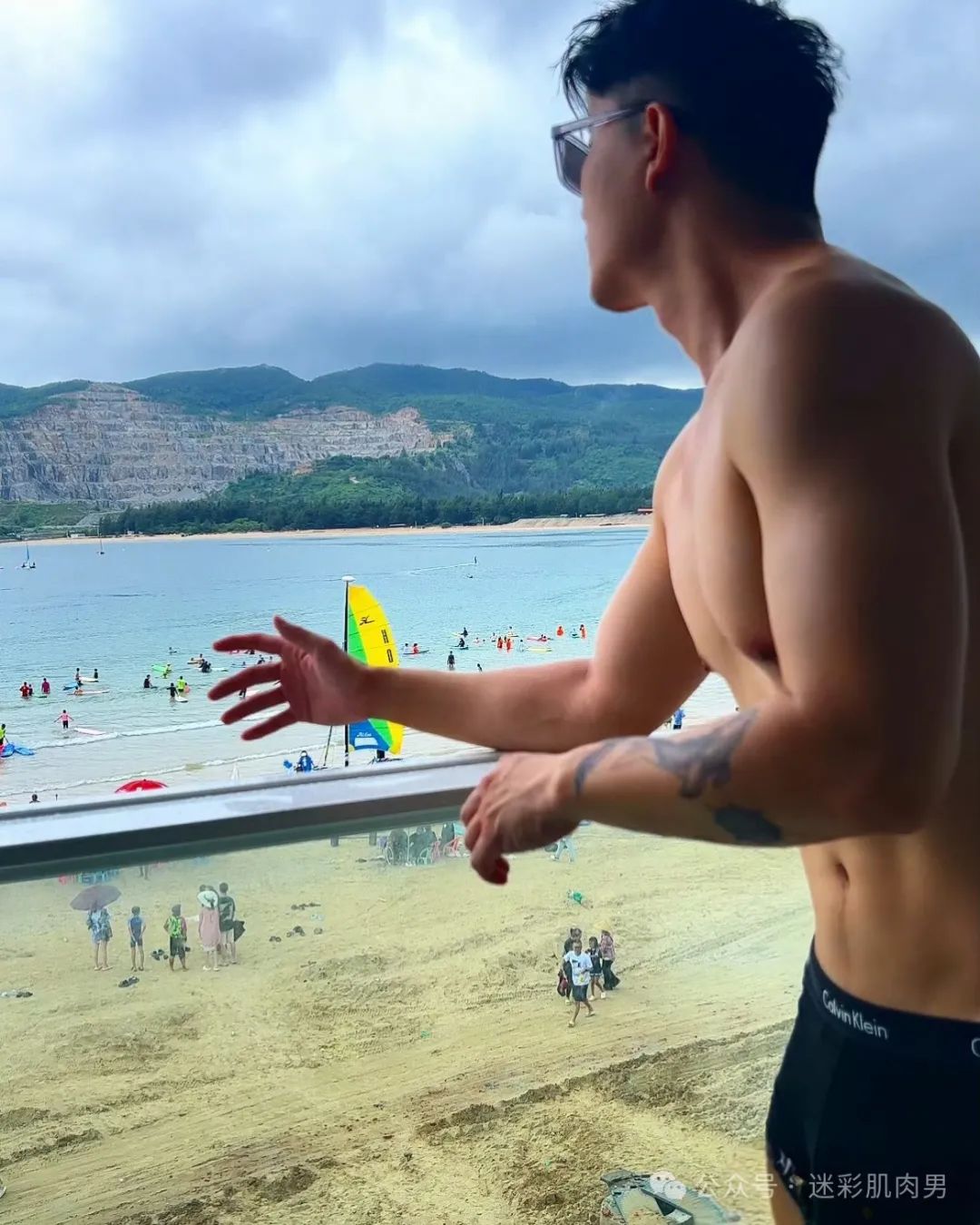 188CM 刘杰穿灰裤子真好看？这样也太不见外了吧！