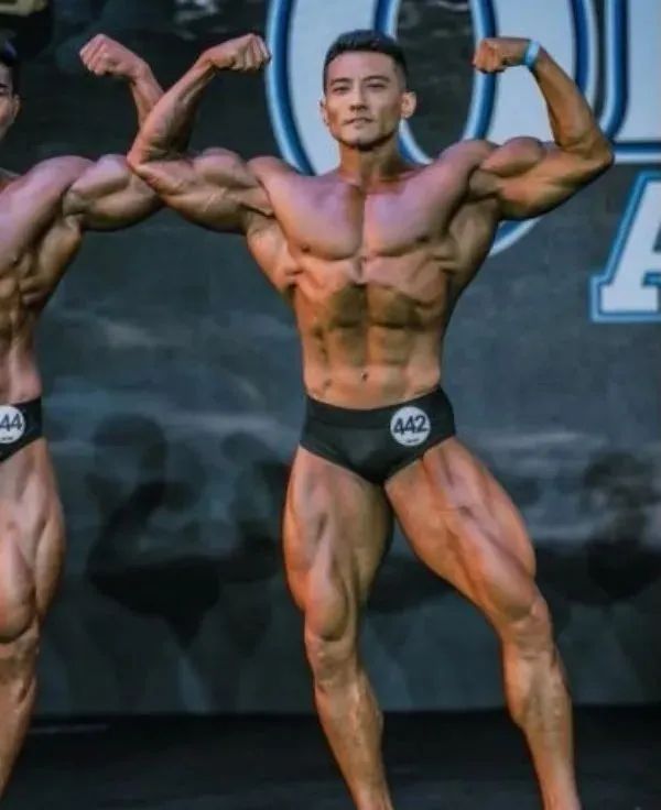 “大鼻宝藏男神”张戈，从退伍兵到冠军级健美选手，他的肌肉美学让人上瘾！