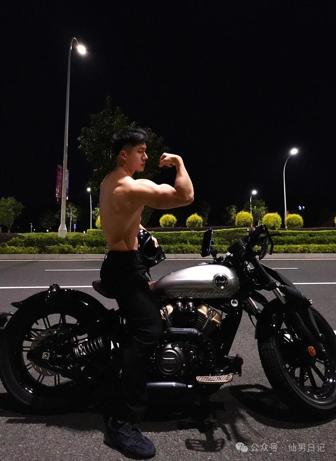 188cm 体育生男大火了！网友在线发问：直的吗？