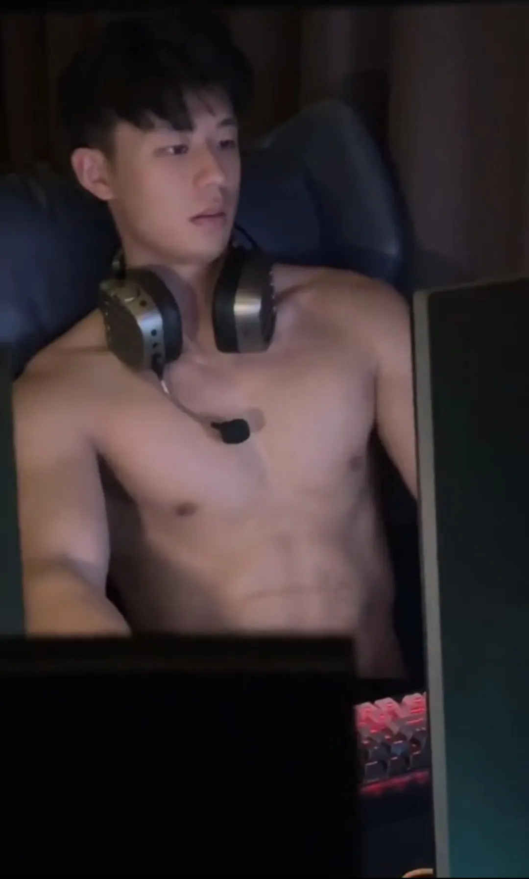 网吧惊现半裸肌肉男，竟是超火运动系小奶狗？