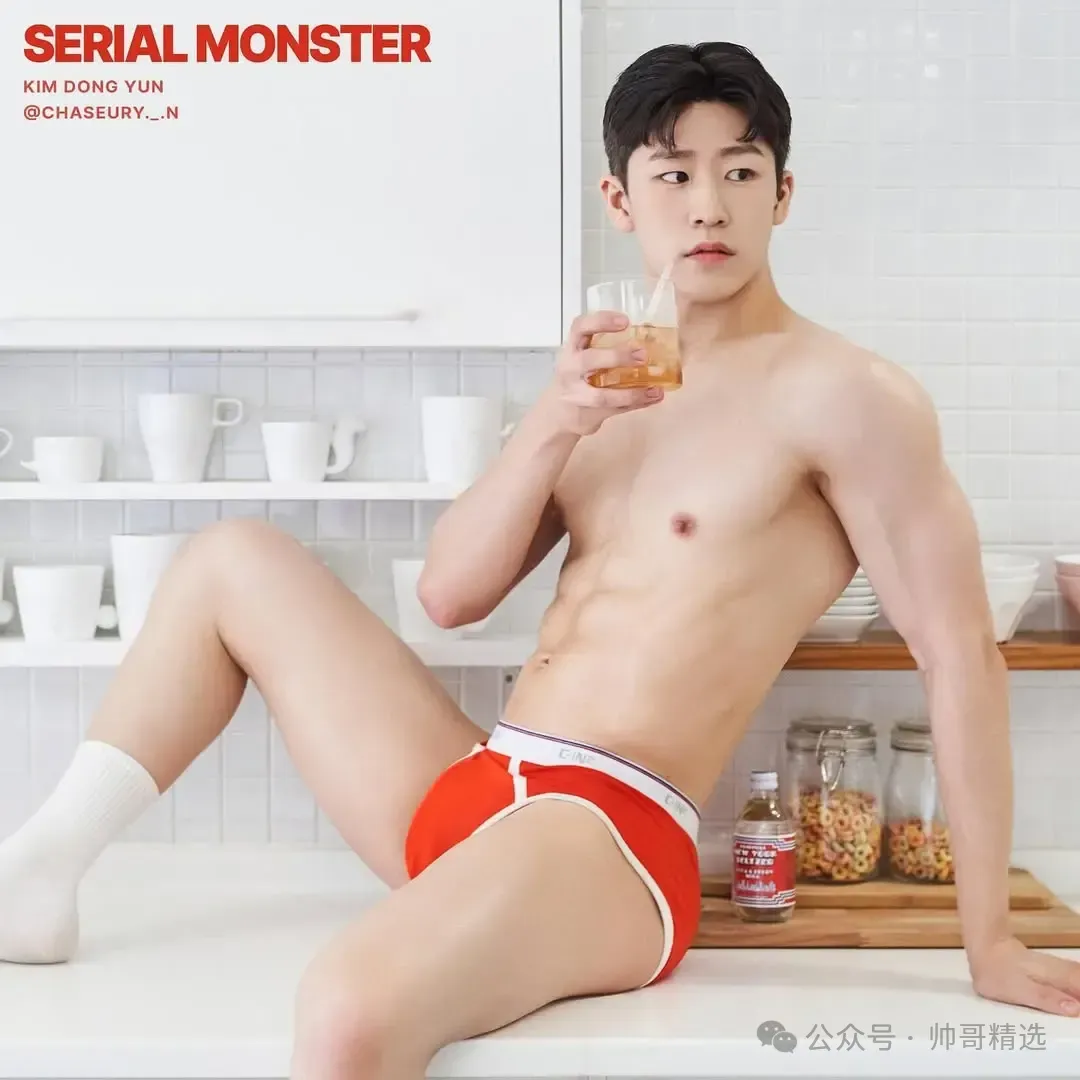 穿粉色比基尼泳裤的大鼻子帅哥看起来性感又纯