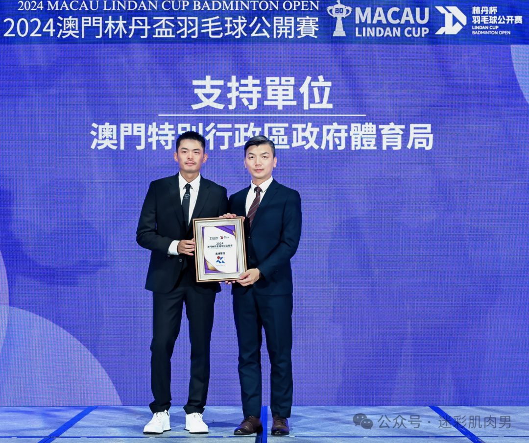 41 岁林丹再次被刘姥姥采访，穿超短裤叉太开满屏了！