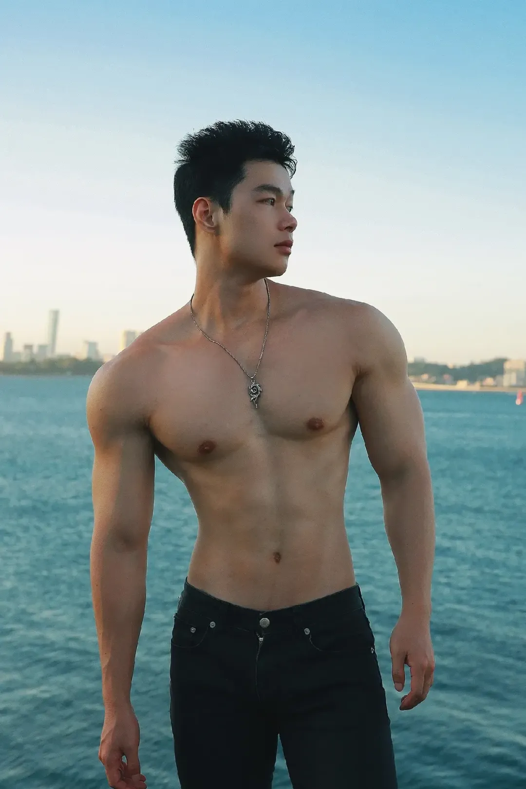 00 后型男演绎禁欲系正装，马靴搭配也太绝了吧！