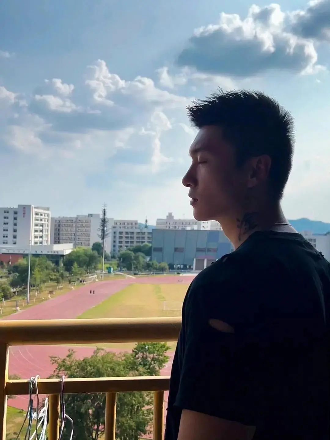 一看就很有性张力！健身型男与萌宠共享温馨时光