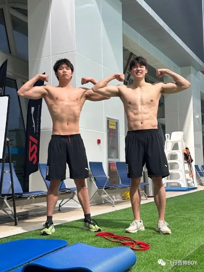 汪顺被男子摸白嫩大胸肌！