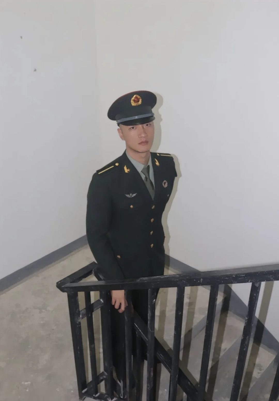 寸头迷彩兵哥脱了自拍真好看！穿灰短裤太太有型啦！！