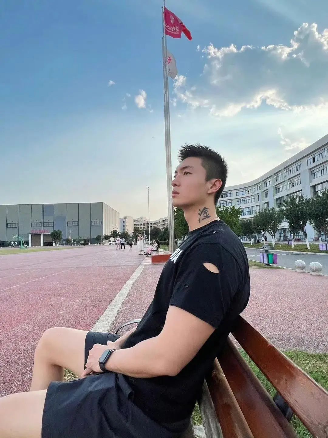 一看就很有性张力！健身型男与萌宠共享温馨时光
