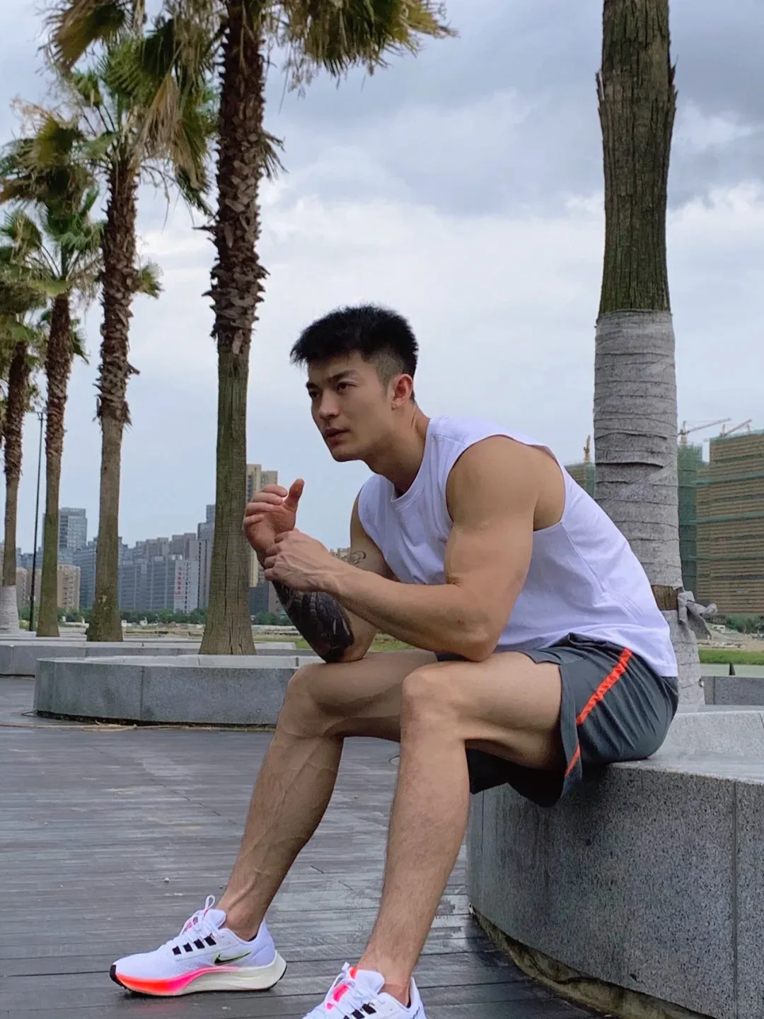 郑翔自拍腹毛旺盛私照流出真好看，大长腿太粗壮了！