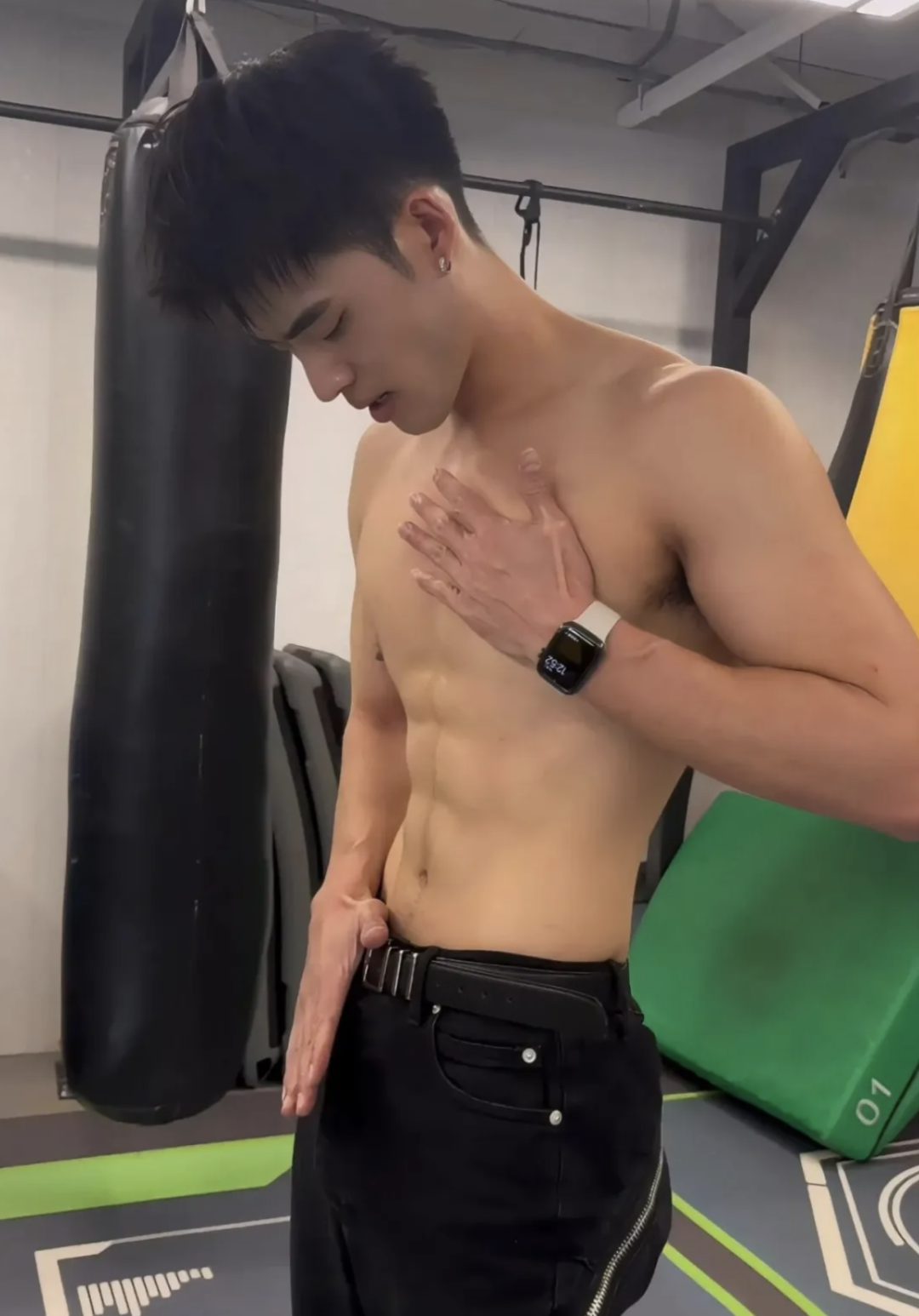 不穿衣服的小哥腰力真好！，这枚兵哥耐力太强了！