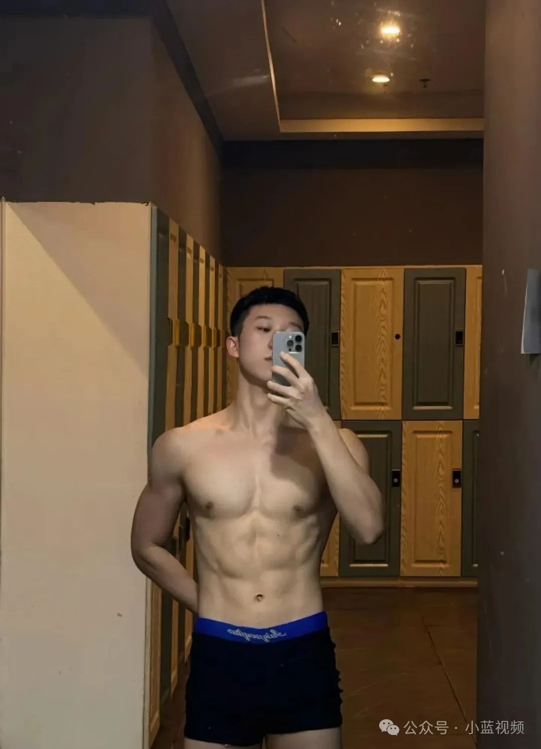 活力四射腹肌小哥，少年感很舒服！