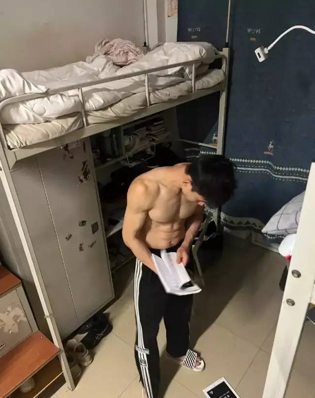宿舍全是肌肉男，是种什么体验？