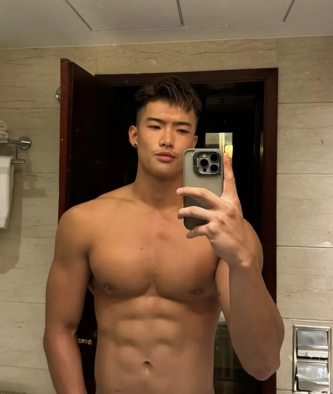 和人妖互动的 189cm 体育生找到了！网友直呼：看着就厉害……