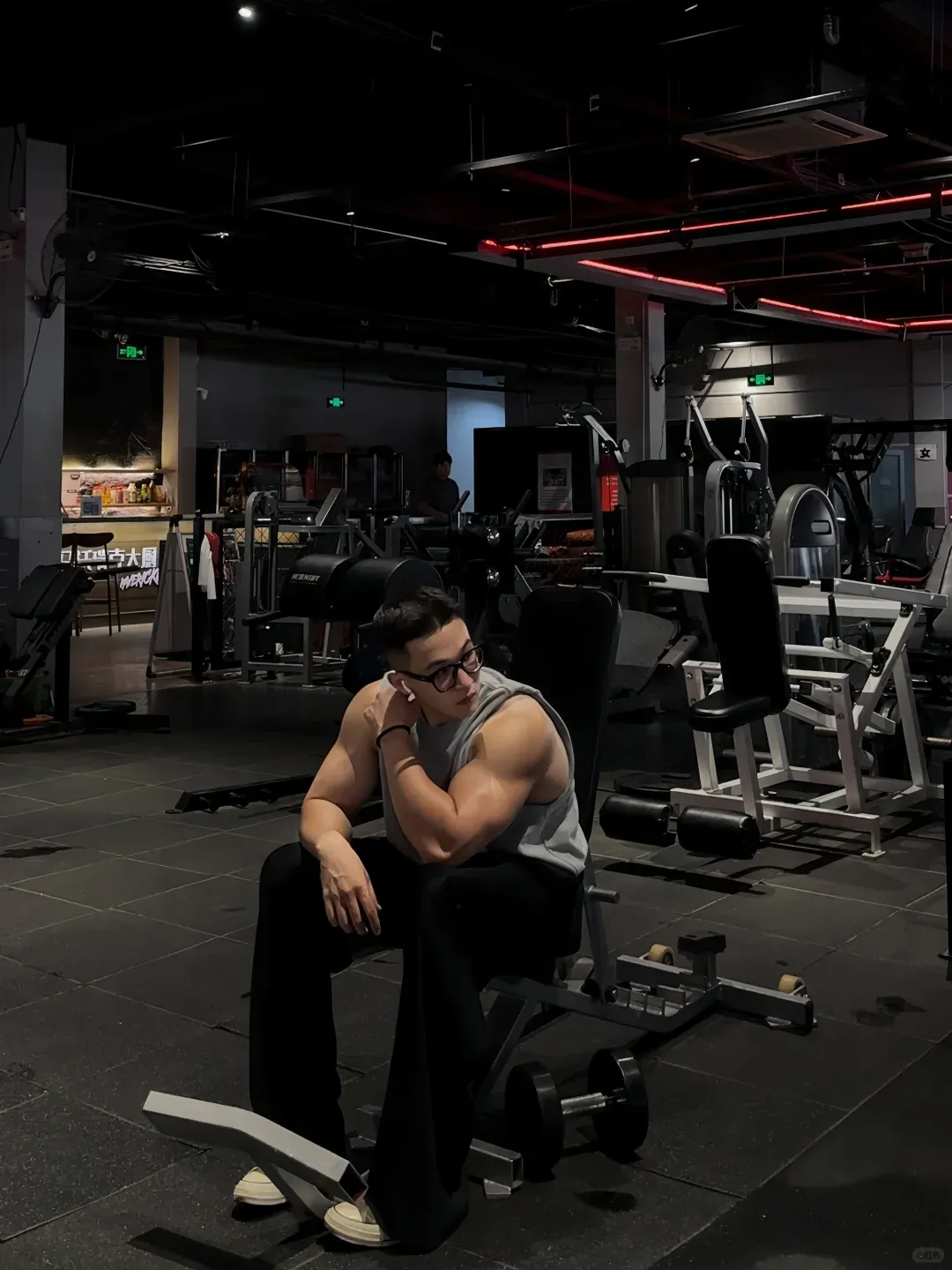 黑框眼镜肌肉型男，看着瘦其实猛